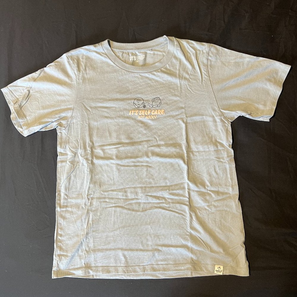 🎸 UNIQLO GRAPHIC T-SHIRT LIGHT BLUE 🎸